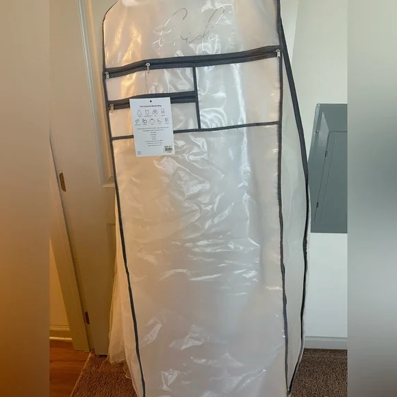 *SOLD* David’s Bridal Galina Signature Wedding Gown NWT - Picture 9 of 12